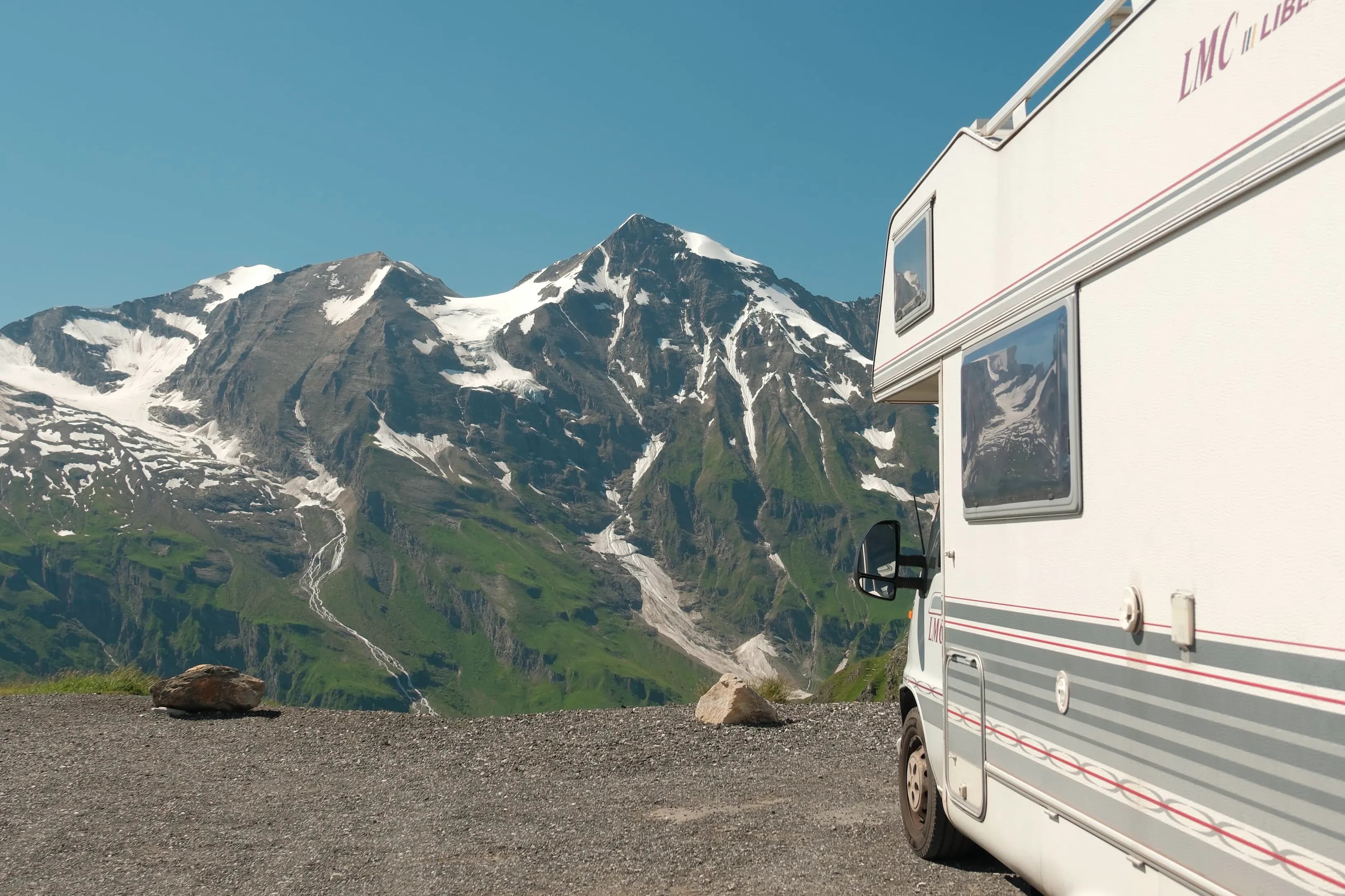 Camper voor besneeuwde bergen tijdens onze reis door Europa
